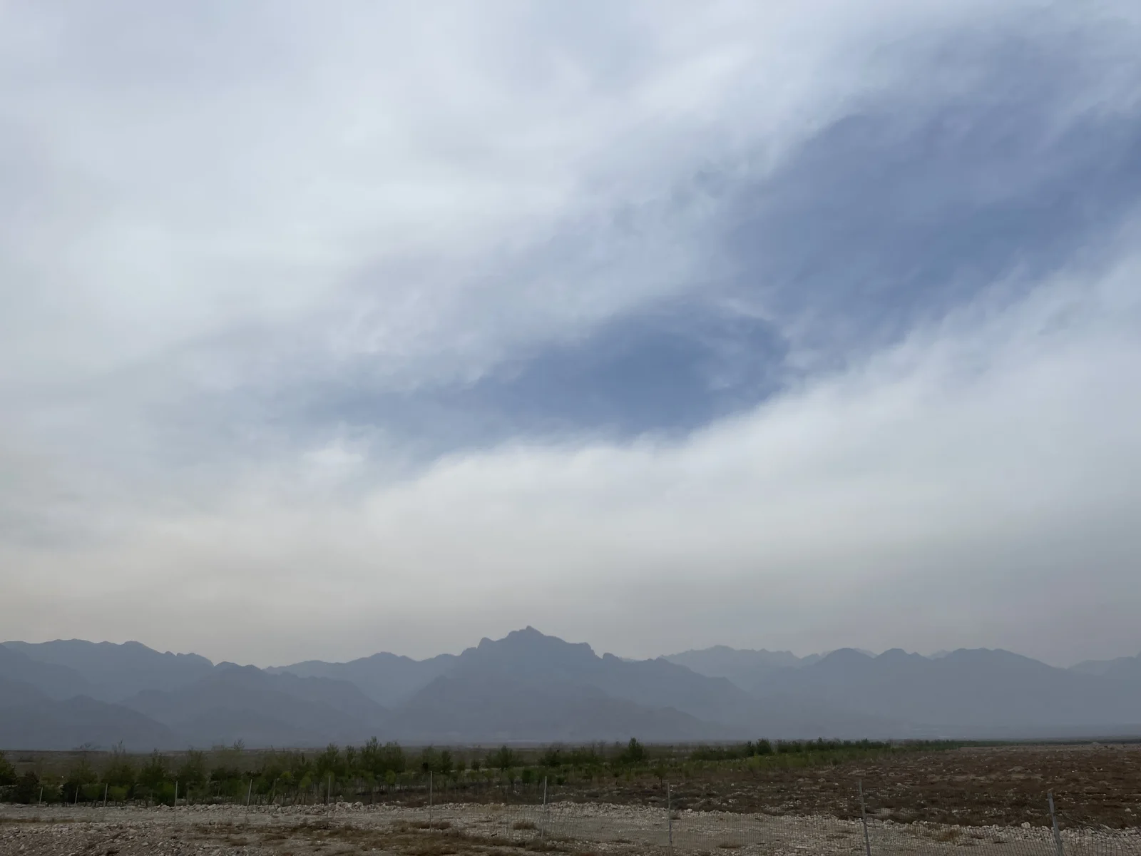 西侧荒地与层叠的贺兰山，现场照片